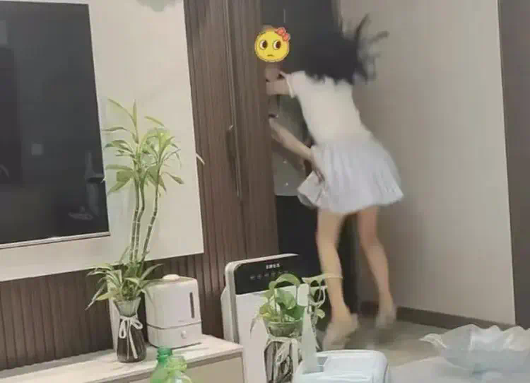 “夹大腿，要亲亲”：青春期女儿与老爸的举动曝光，评论区炸了…