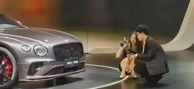 亚洲黑料吃瓜啪啪网：上海车展宾利女销售员照片，疑似未穿内裤不