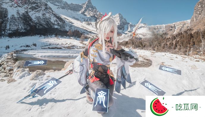 如月灰超绝申鹤Cosplay，冻上雪山也要还原完美角色！