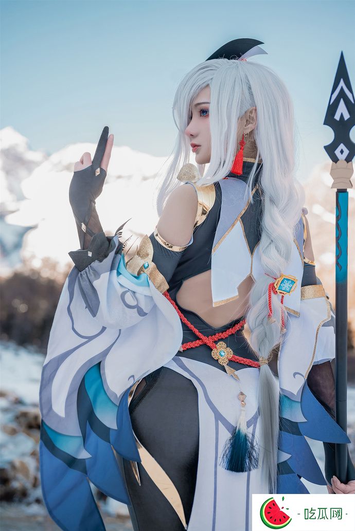 如月灰超绝申鹤Cosplay，冻上雪山也要还原完美角色！